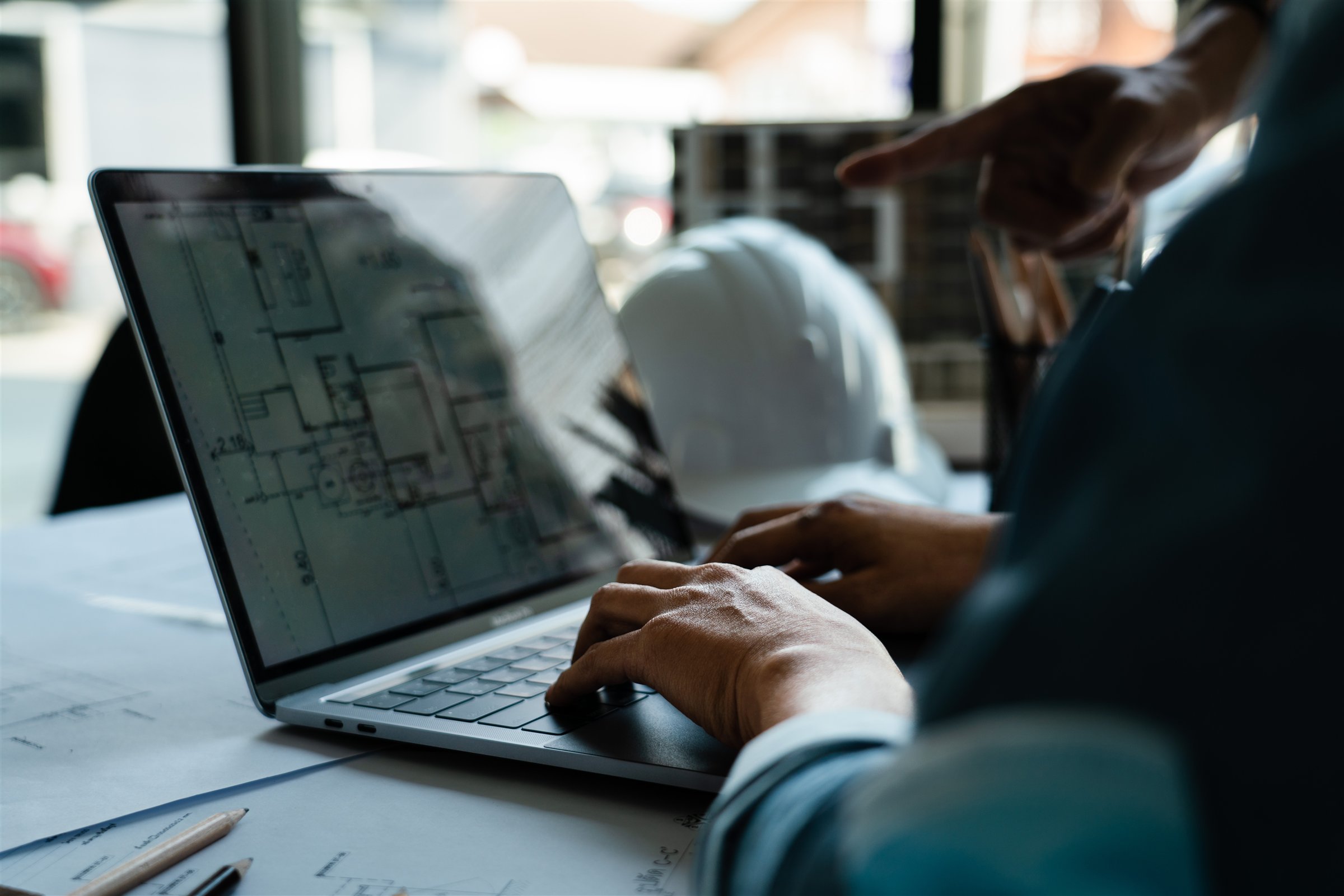 Planung einer Heizungsanlage am Laptop mit Grundrissen des Gebäudes